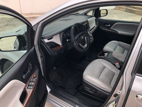 Used 2016 Toyota Sienna Limited Premium image 10