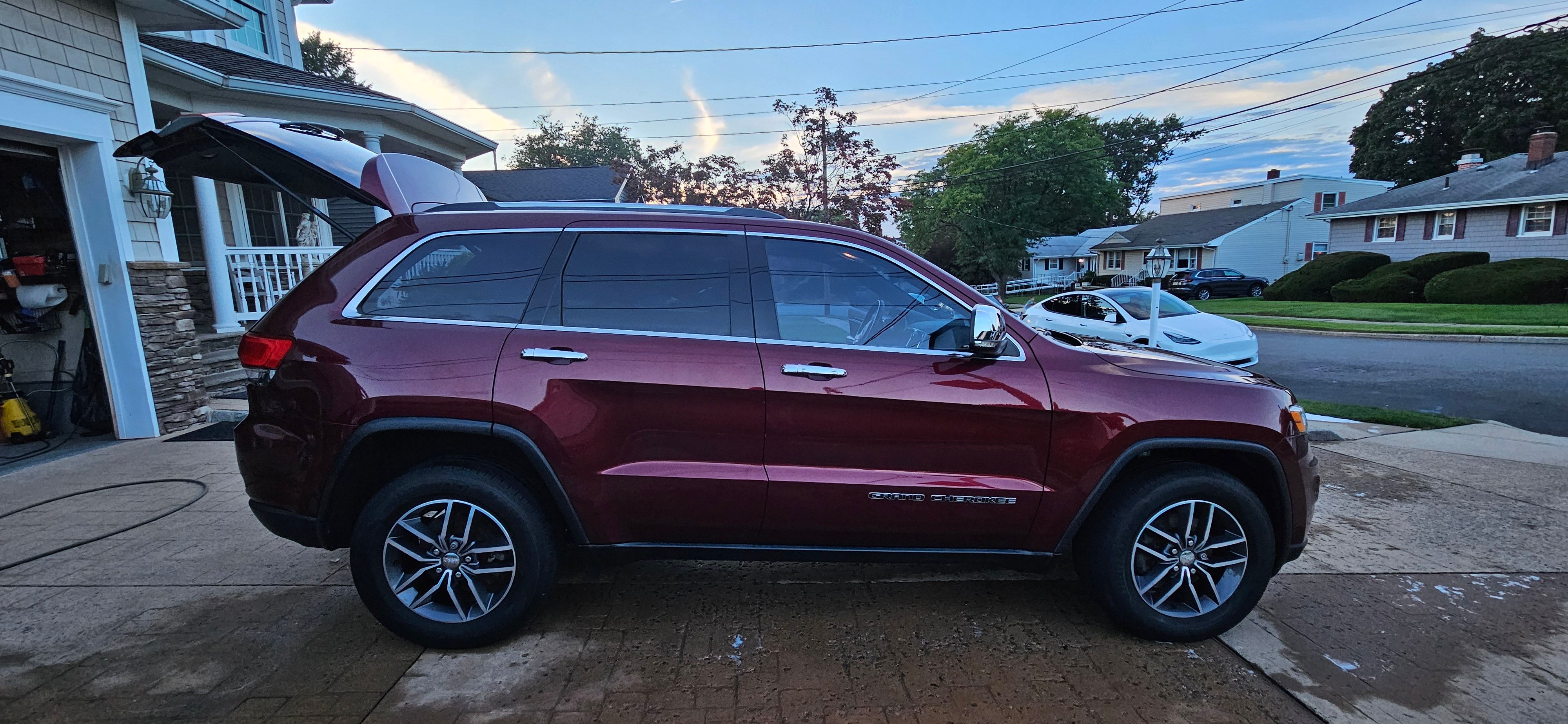 Used 2018 Jeep Grand Cherokee Limited AWD/4WD image 4