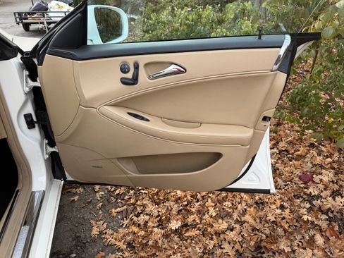 Used 2010 Mercedes-Benz CLS 550 image 9