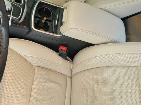 Used 2016 Chrysler 300 C w/ Safetytec Plus Group AWD/4WD image 8