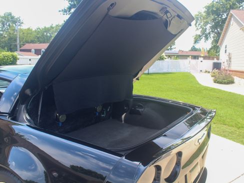 Used 2006 Chevrolet Corvette Coupe w/ Performance Package RWD image 21