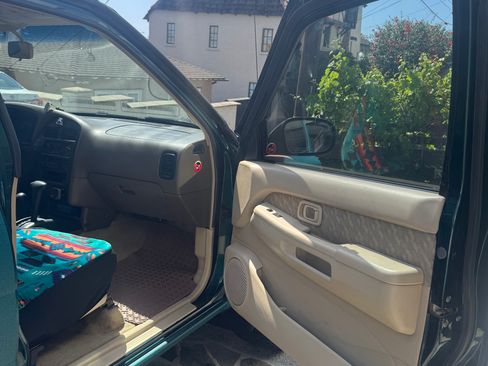 Used 1996 Nissan Pathfinder SE image 17