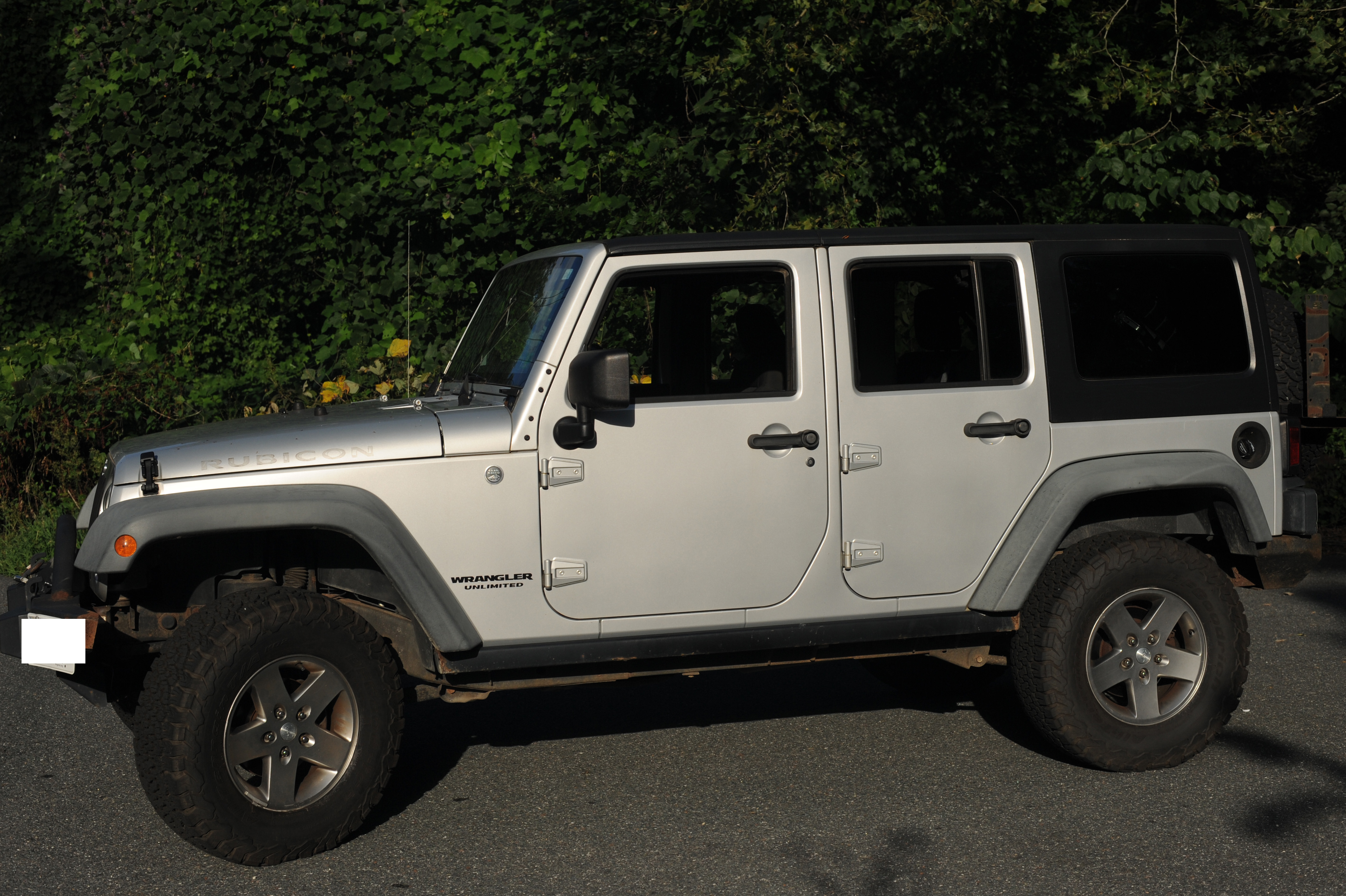 Used 2011 Jeep Wrangler Unlimited Rubicon w/ Connectivity Group AWD/4WD image 2