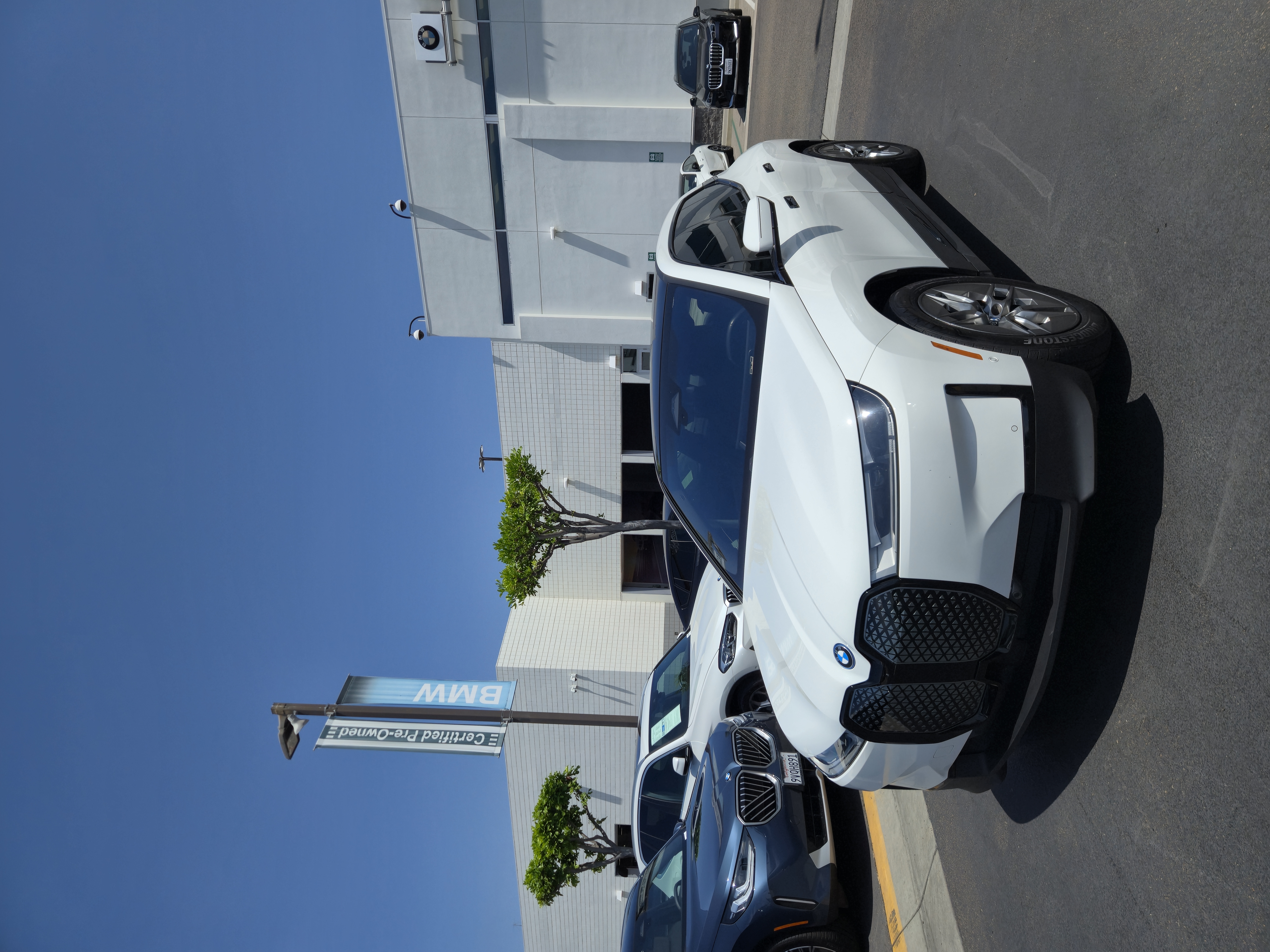 Used 2022 BMW iX xDrive50 w/ Convenience Package AWD/4WD image 8