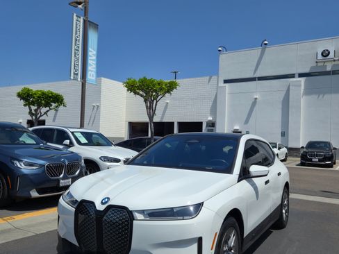 Used 2022 BMW iX xDrive50 w/ Convenience Package AWD/4WD image 8