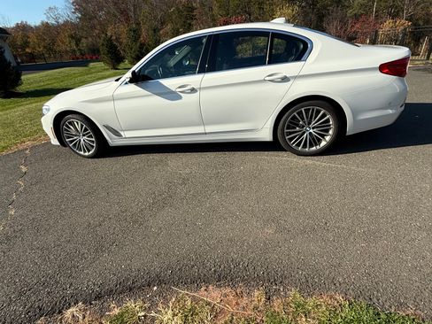 Used 2019 BMW 530i xDrive w/ Premium Package image 2
