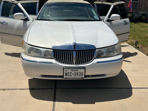 Used 2000 Lincoln Town Car Cartier RWD image 1