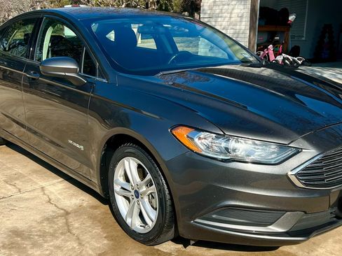 Used 2018 Ford Fusion SE image 1
