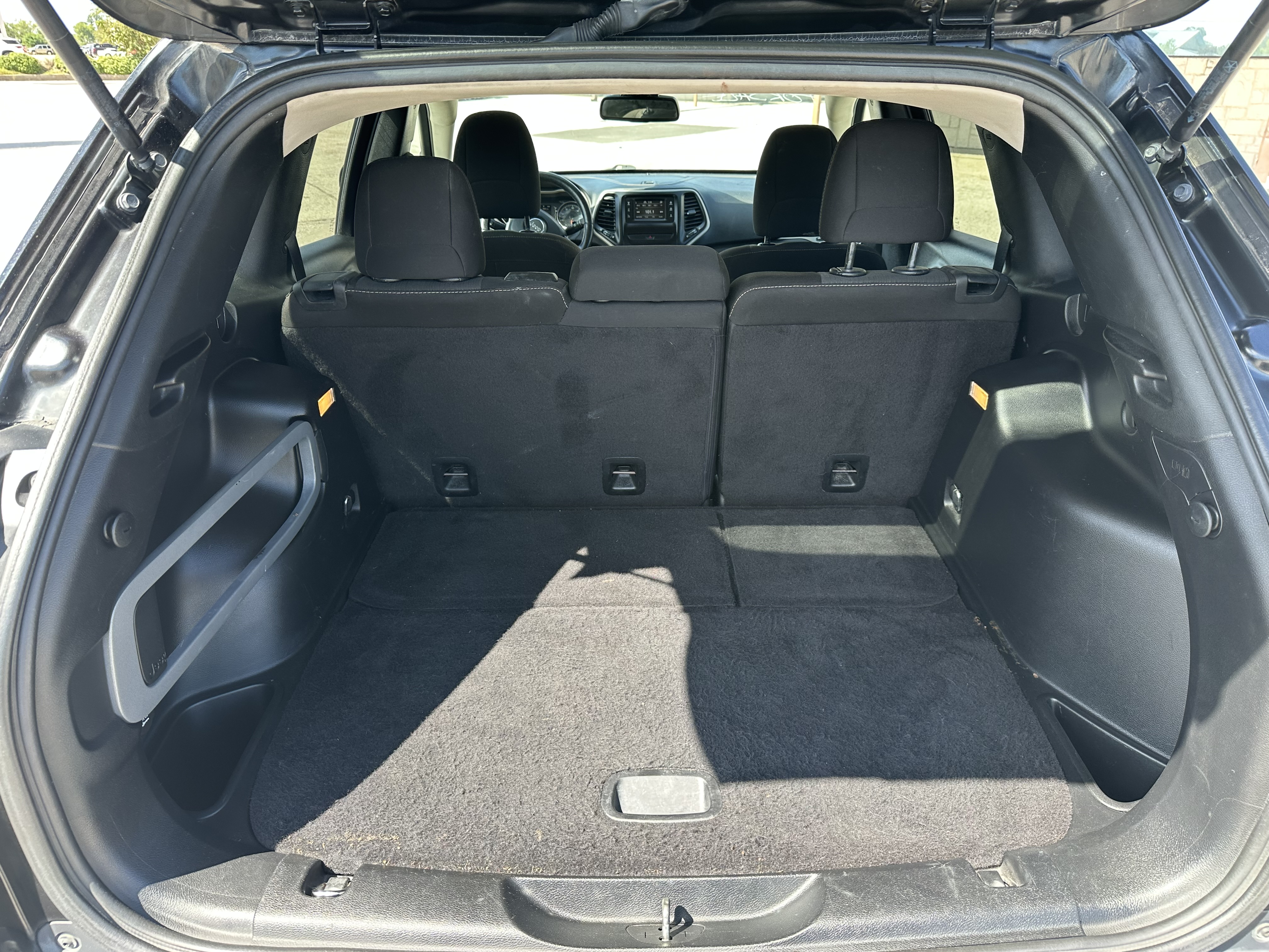 Used 2016 Jeep Cherokee Latitude FWD image 12