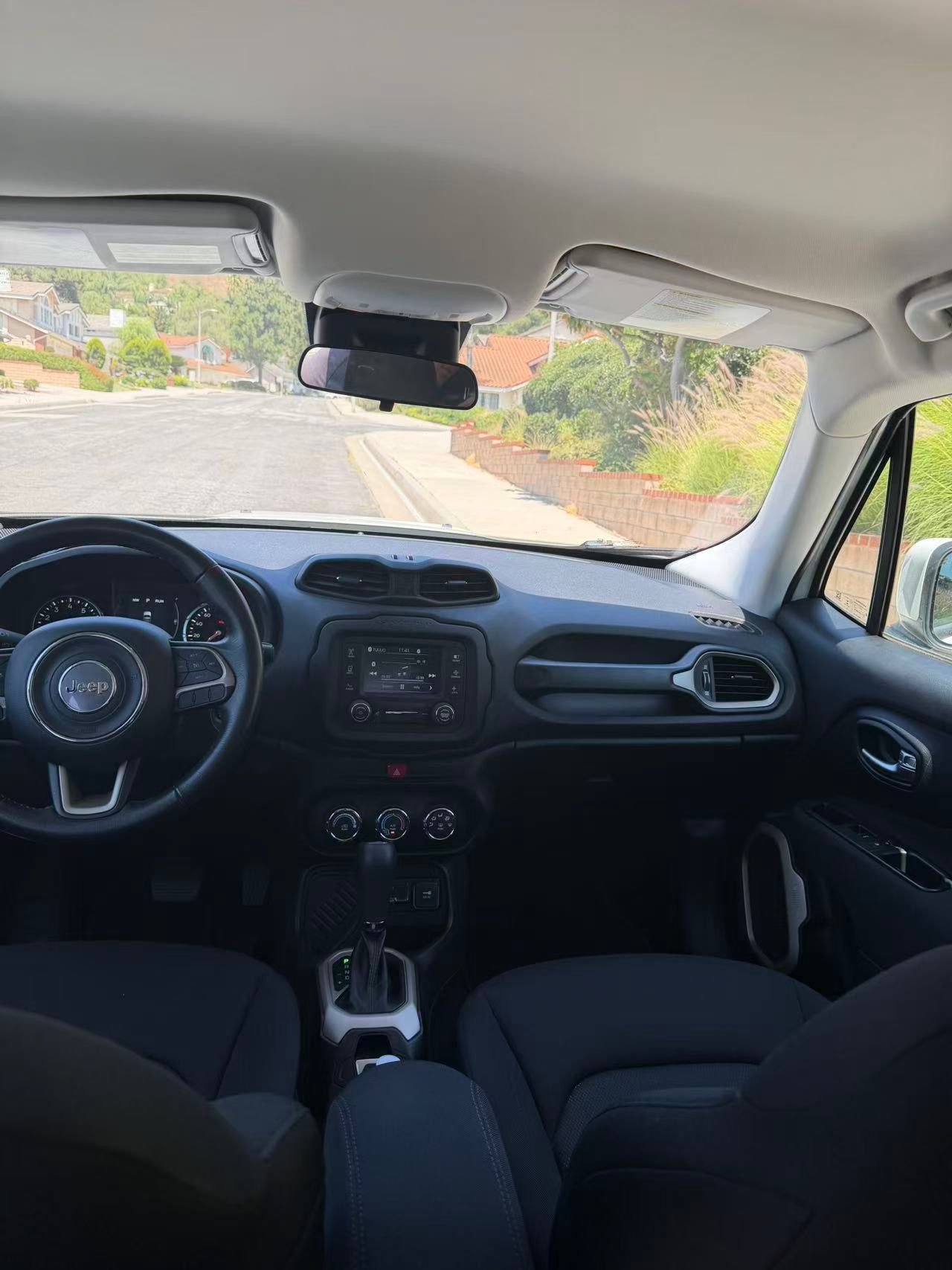 Used 2017 Jeep Renegade Latitude FWD image 9