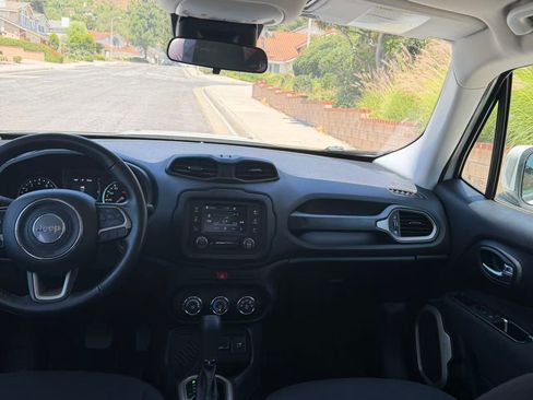 Used 2017 Jeep Renegade Latitude FWD image 9