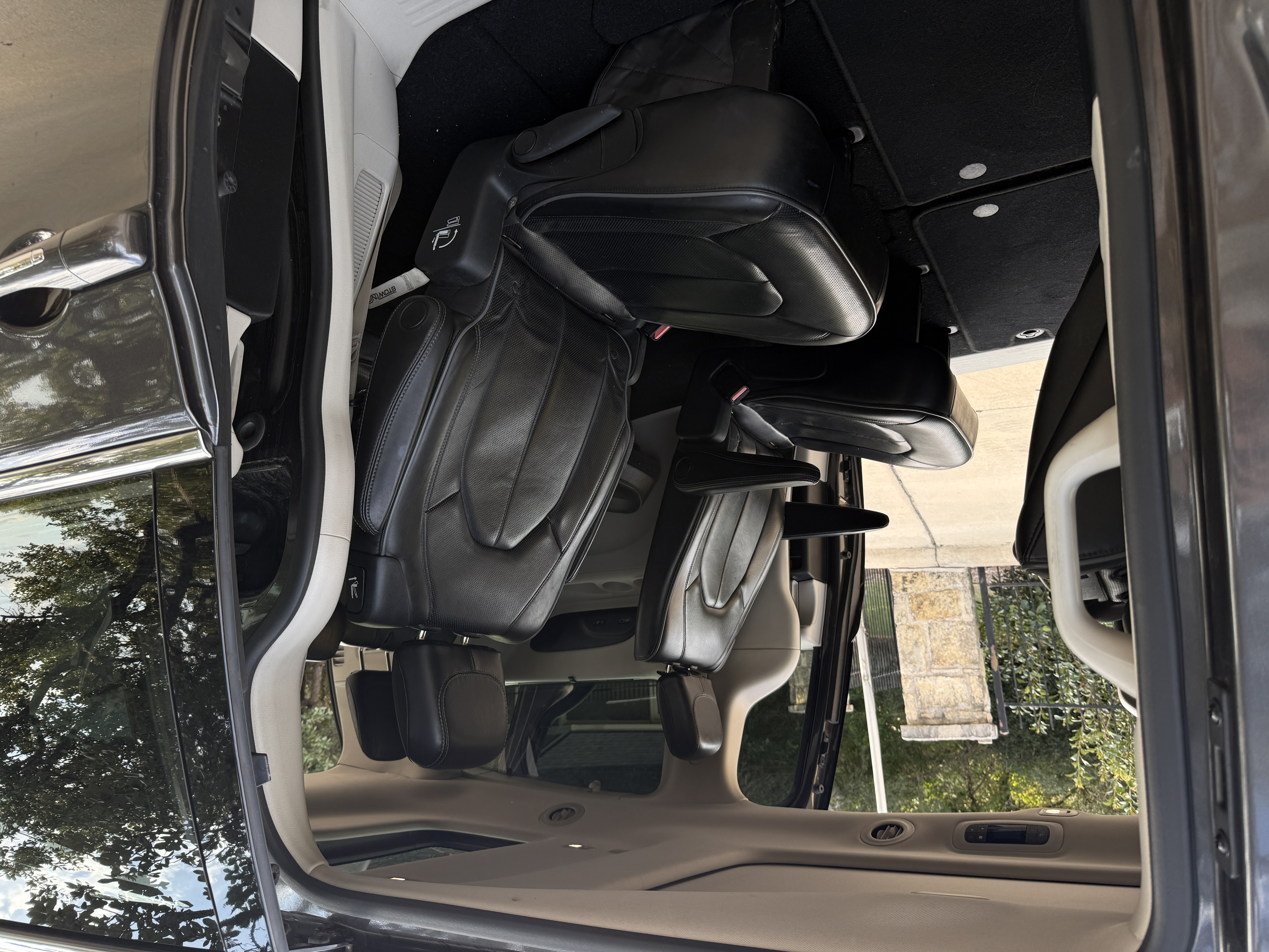 Used 2018 Chrysler Pacifica Limited w/ Tire & Wheel Group FWD image 12