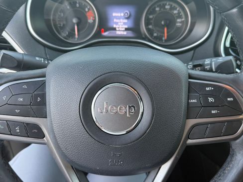 Used 2019 Jeep Cherokee Limited image 14