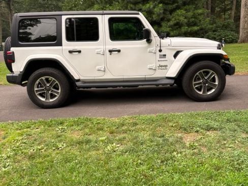 Used 2022 Jeep Wrangler Unlimited Sahara w/ LED Lighting Group AWD/4WD image 4