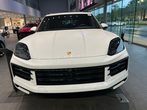Used 2024 Porsche Cayenne AWD/4WD image 6