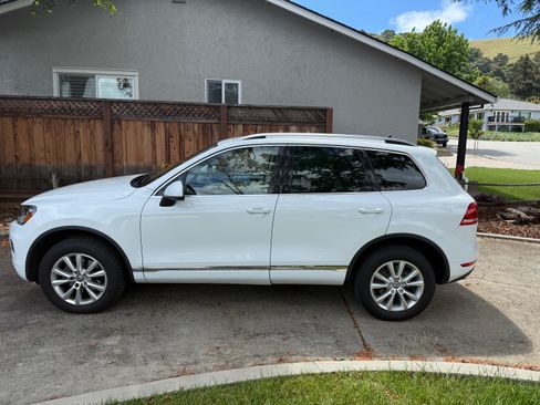 Used 2014 Volkswagen Touareg Sport image 16