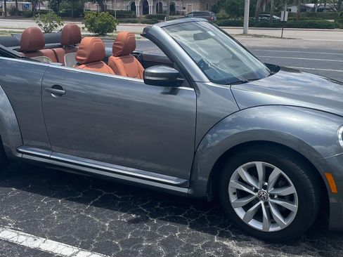 Used 2017 Volkswagen Beetle 1.8T Classic FWD image 1