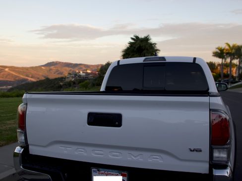 Used 2022 Toyota Tacoma TRD Off-Road RWD image 5
