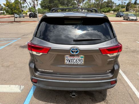 Used 2017 Toyota Highlander LE w/ Carpet Mat Package AWD/4WD image 8