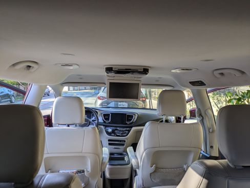 Used 2018 Chrysler Pacifica Touring-L image 25