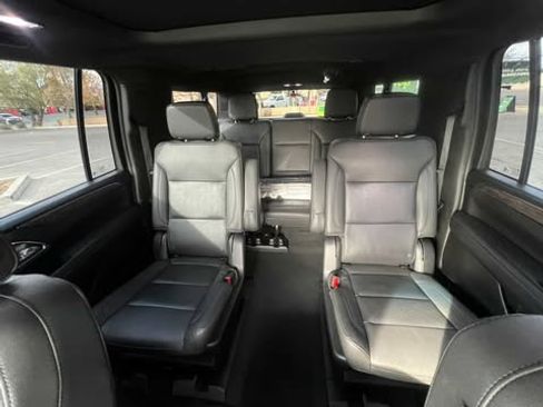 Used 2023 Chevrolet Suburban Z71 w/ Luxury Package image 15
