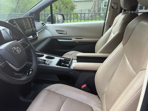 Used 2022 Toyota Sienna Limited AWD/4WD image 4