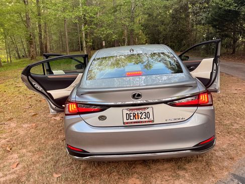 Used 2025 Lexus ES 300h w/ Premium Package image 9