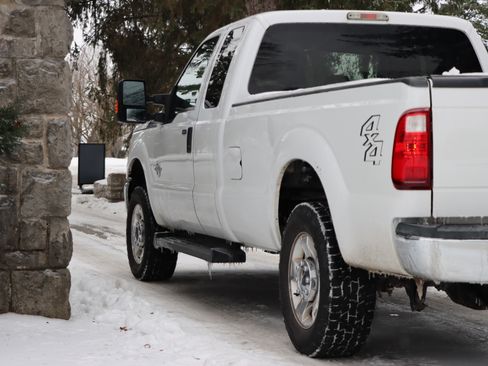 Used 2016 Ford F250 XLT w/ XLT Interior Package image 6