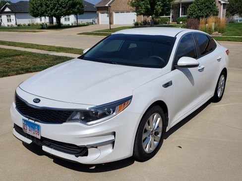 Used 2017 Kia Optima LX image 2