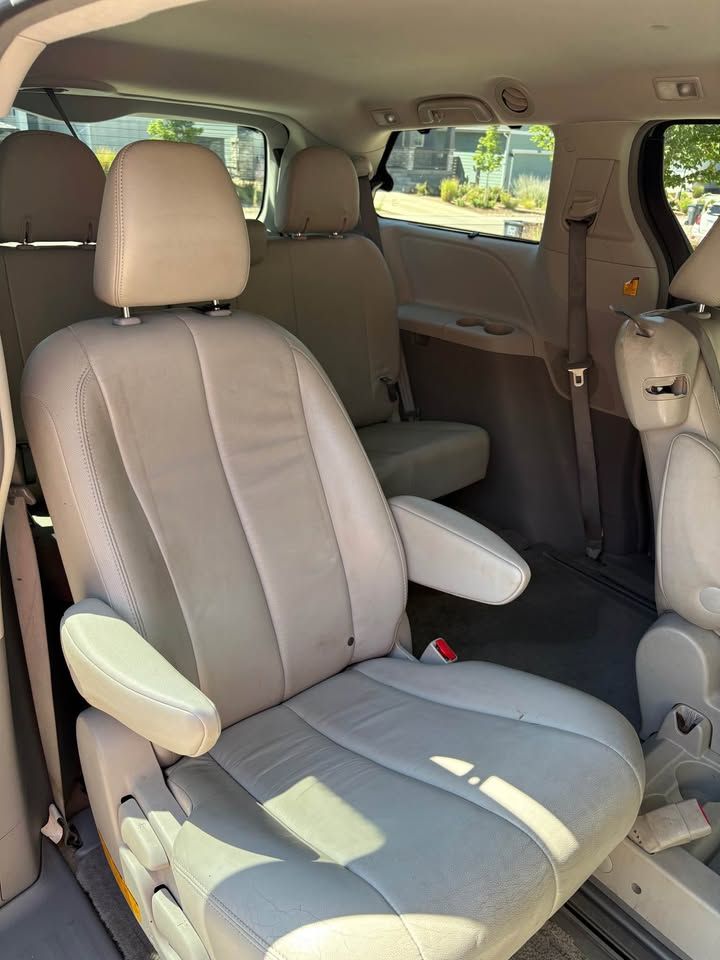 Used 2013 Toyota Sienna XLE FWD image 16