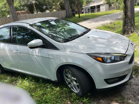 Used 2015 Ford Focus SE w/ Equipment Group 201A FWD image 9