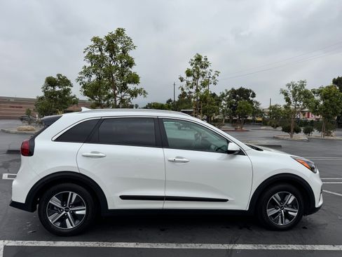 Used 2022 Kia Niro LXS image 5