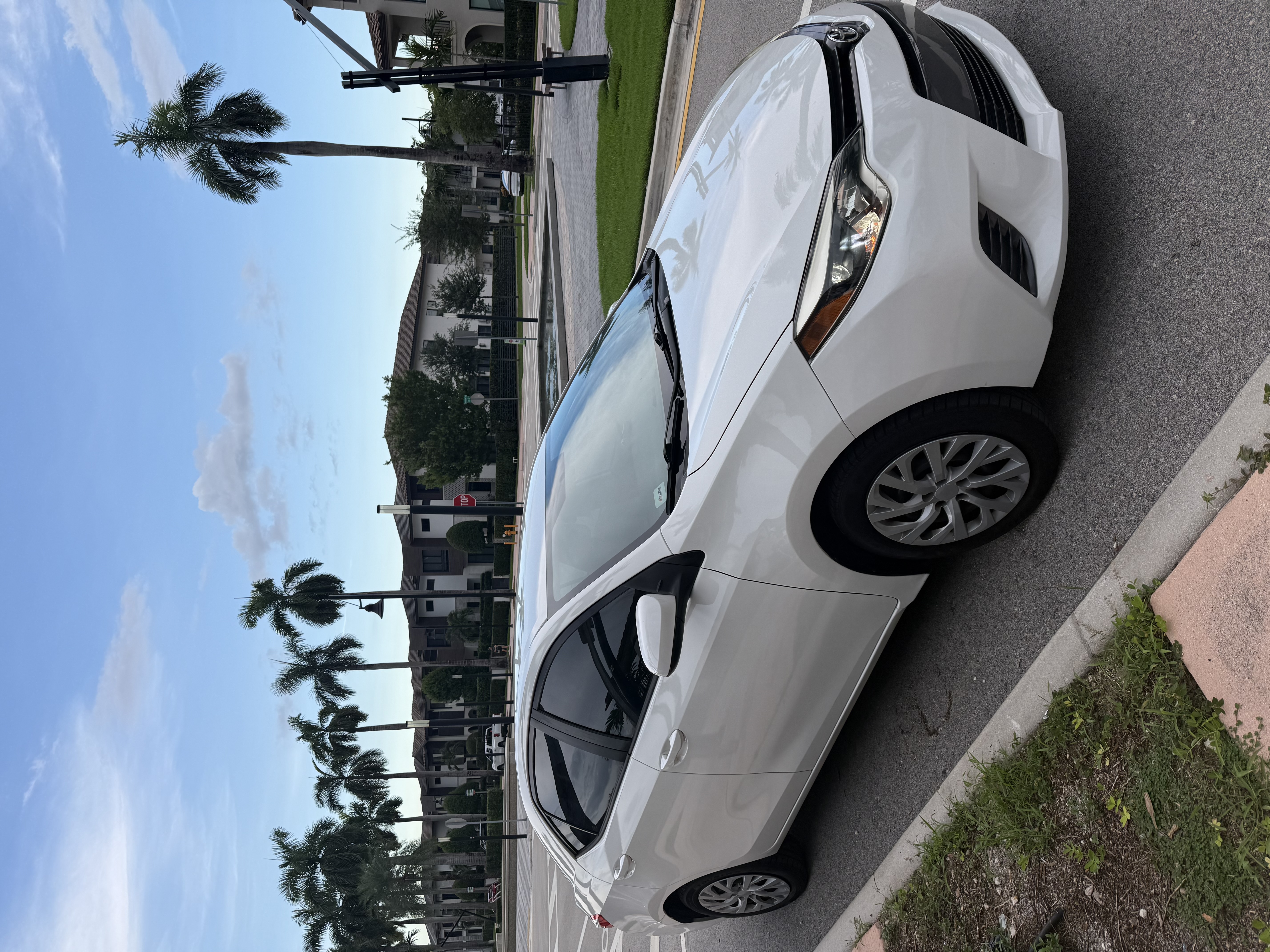 Used 2016 Toyota Corolla LE FWD image 2
