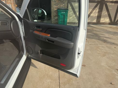 Used 2007 GMC Yukon SLT w/ SLT Preferred Equipment Group image 16