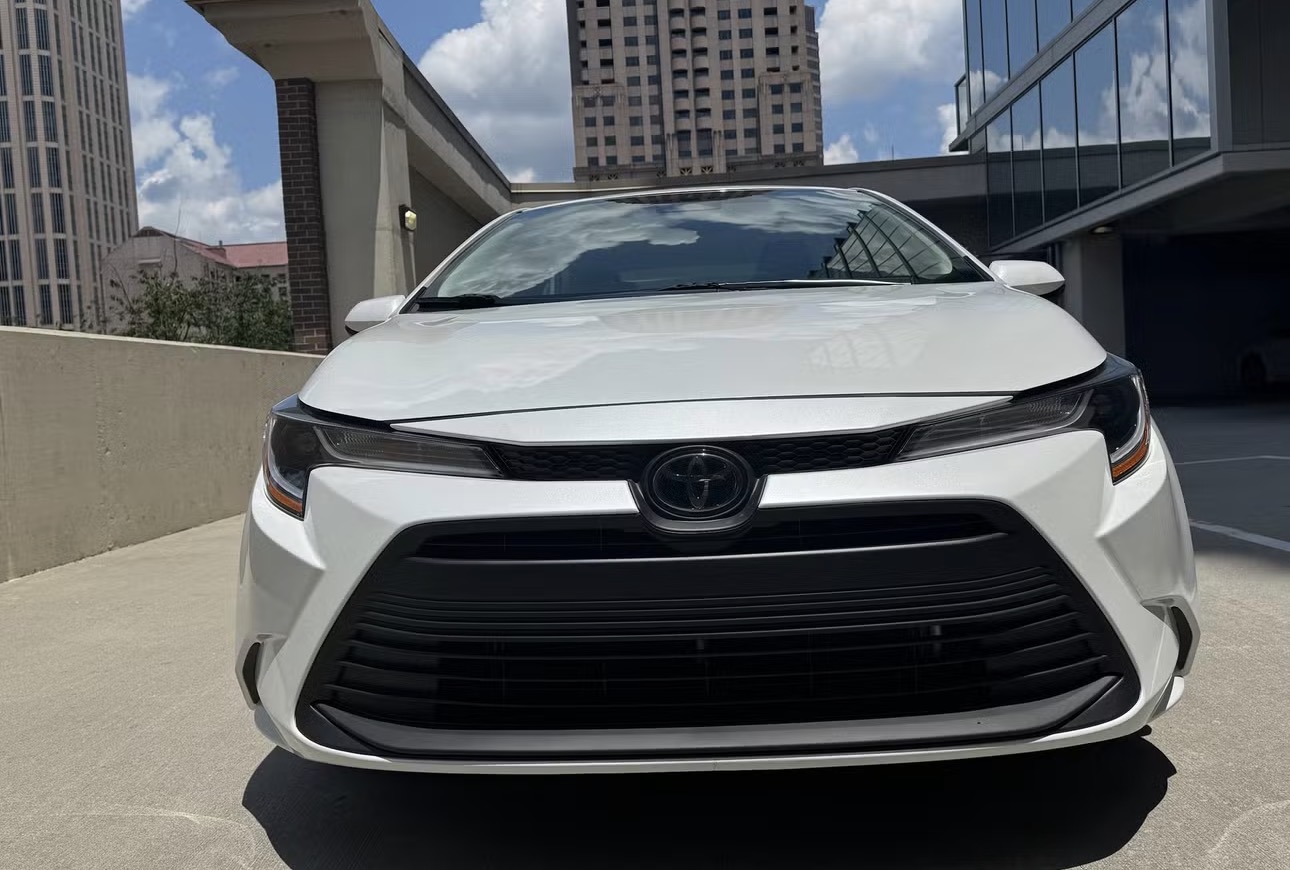 Used 2023 Toyota Corolla LE FWD image 4