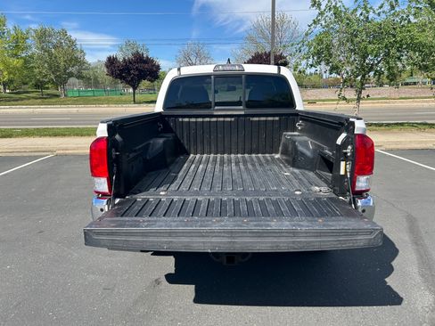 Used 2016 Toyota Tacoma SR5 w/ SR5 Appearance Package (DN) image 8