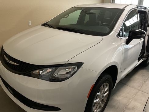 Used 2025 Chrysler Voyager LX image 8