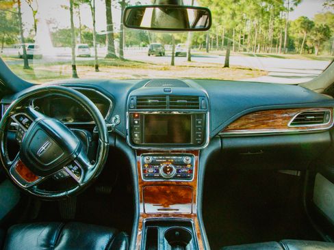 Used 2017 Lincoln Continental Reserve w/ Luxury Package image 6