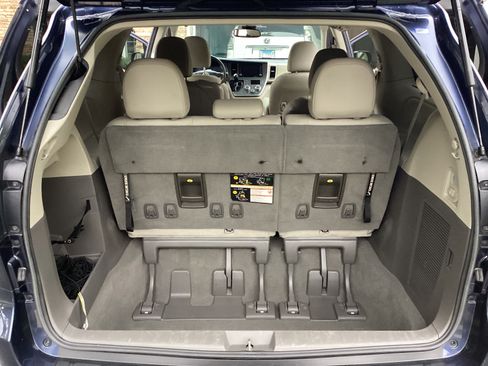 Used 2020 Toyota Sienna XLE image 12