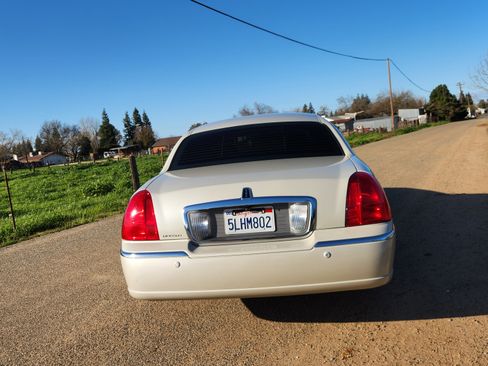 Used 2004 Lincoln Town Car Ultimate L image 9