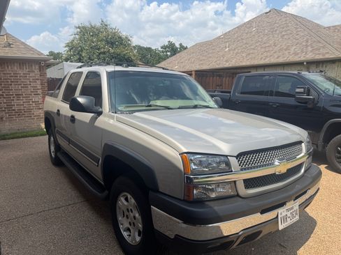 Used 2004 Chevrolet Avalanche Z66 w/ Sun And Sound Package RWD image 1