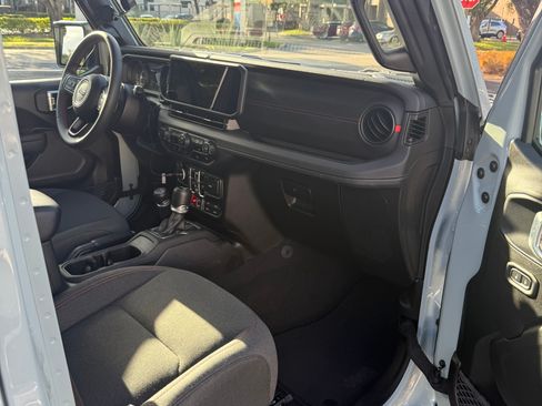 Used 2024 Jeep Wrangler Unlimited Rubicon image 18