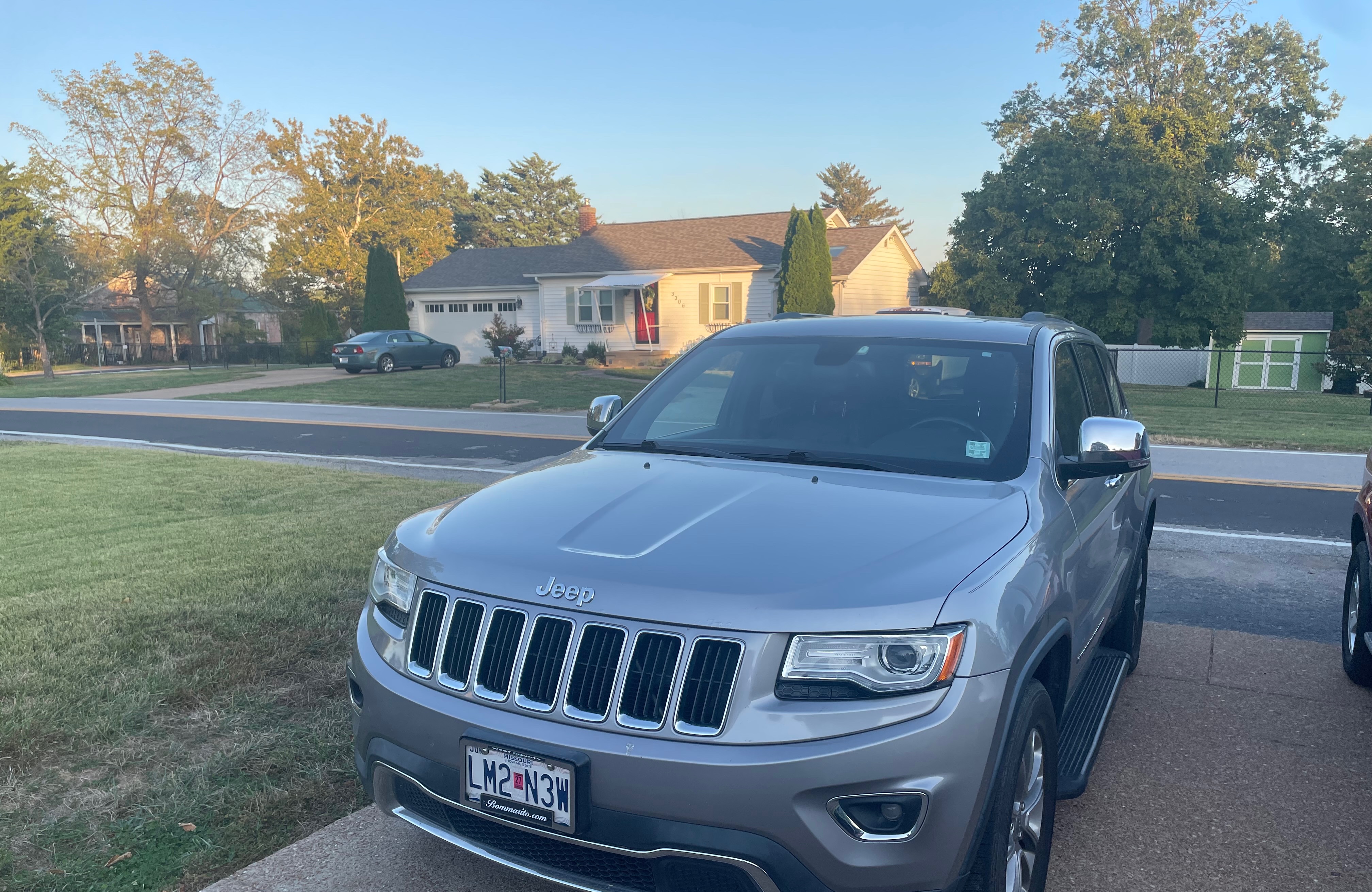 Used 2015 Jeep Grand Cherokee Limited w/ Luxury Group II AWD/4WD image 1