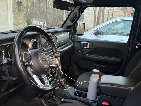 Used 2020 Jeep Wrangler Unlimited Sahara image 10