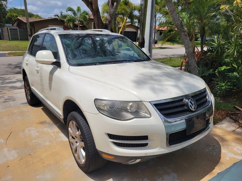Used 2009 Volkswagen Touareg TDI image 1