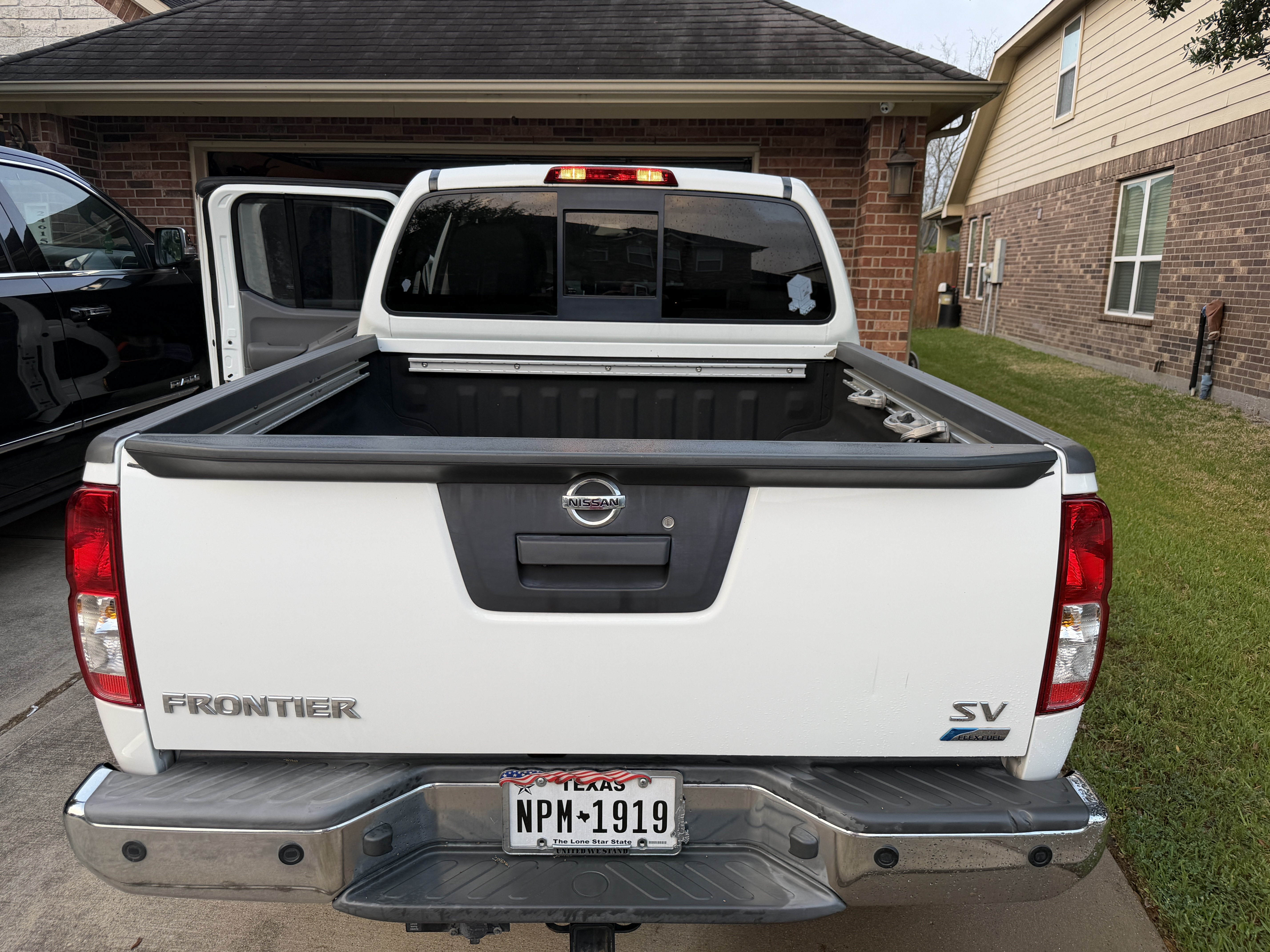 Used 2018 Nissan Frontier SV w/ Value Truck Package RWD image 2