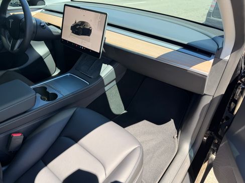 Used 2025 Tesla Model Y Long Range image 19