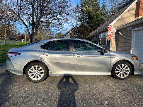 Used 2018 Toyota Camry LE image 2