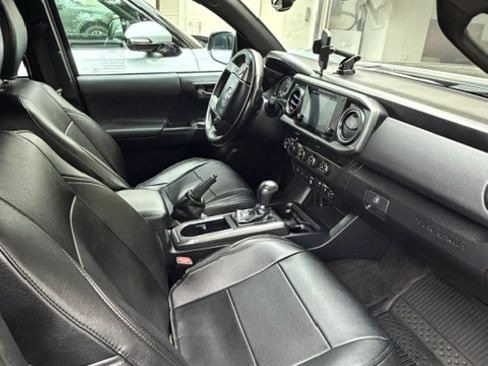 Used 2019 Toyota Tacoma TRD Off-Road w/ Technology Package image 4