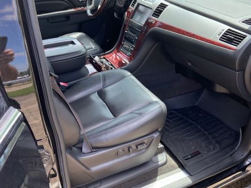Used 2013 Cadillac Escalade ESV Premium RWD image 13